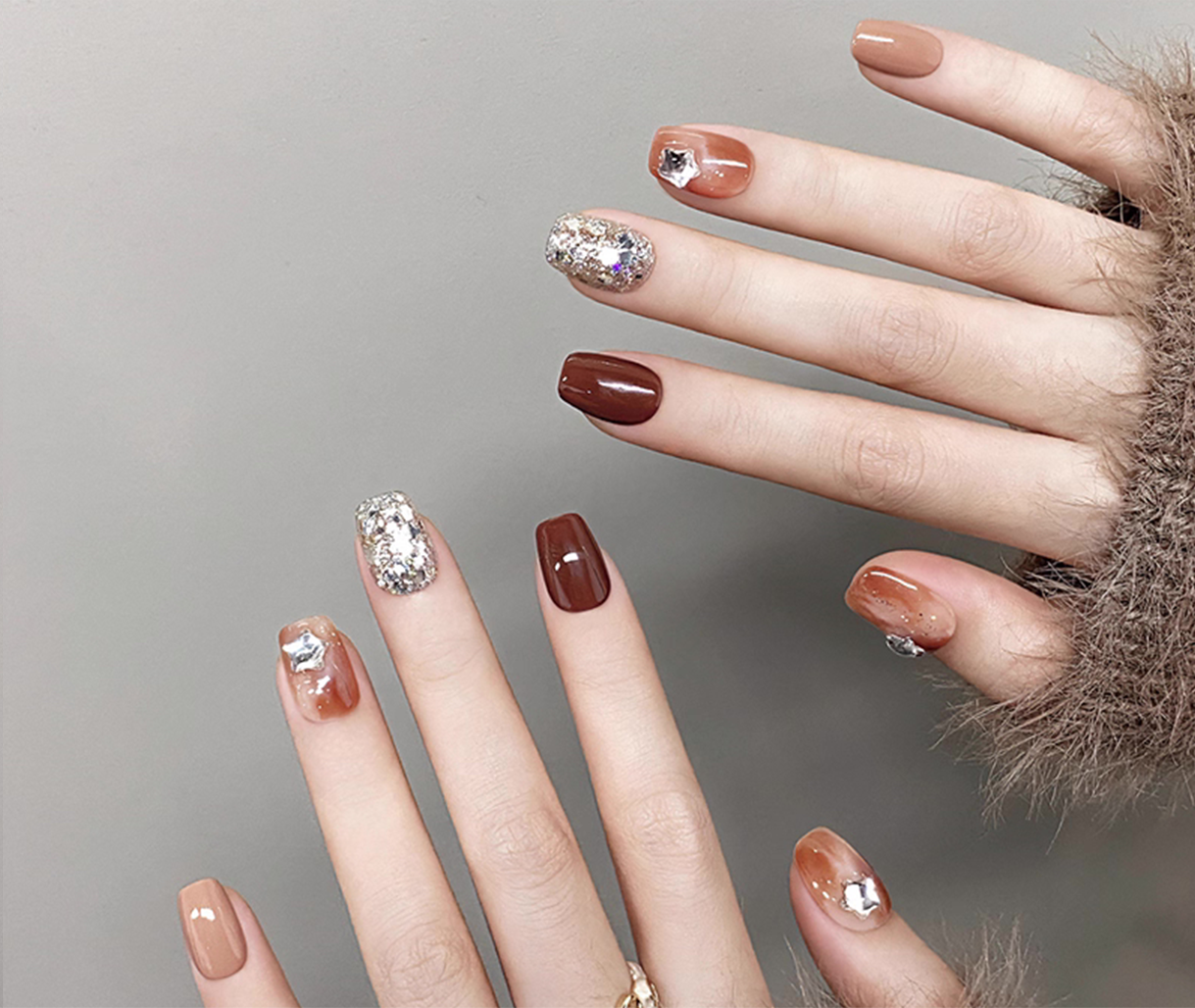 Manicure con smalti e decorazioni brillanti